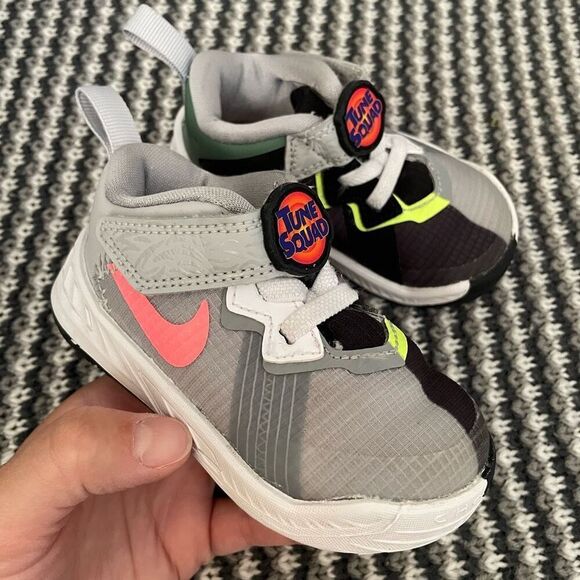 Nike Looney Tunes toddler sneaker baby size 5 - Picture 1 of 10